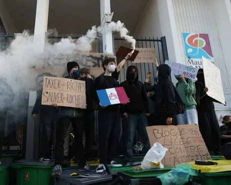 New France's Prime Minister Faces Intense Pressure as Countrywide Strikes Disrupt Education and Transportation